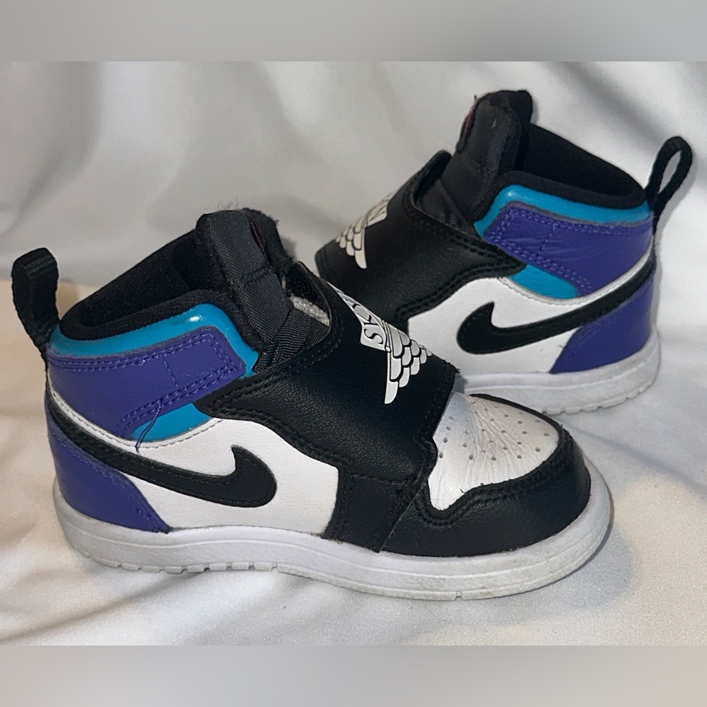 Toddler Jordan Black and White High-Top Sneakers - Picture 8 of 10